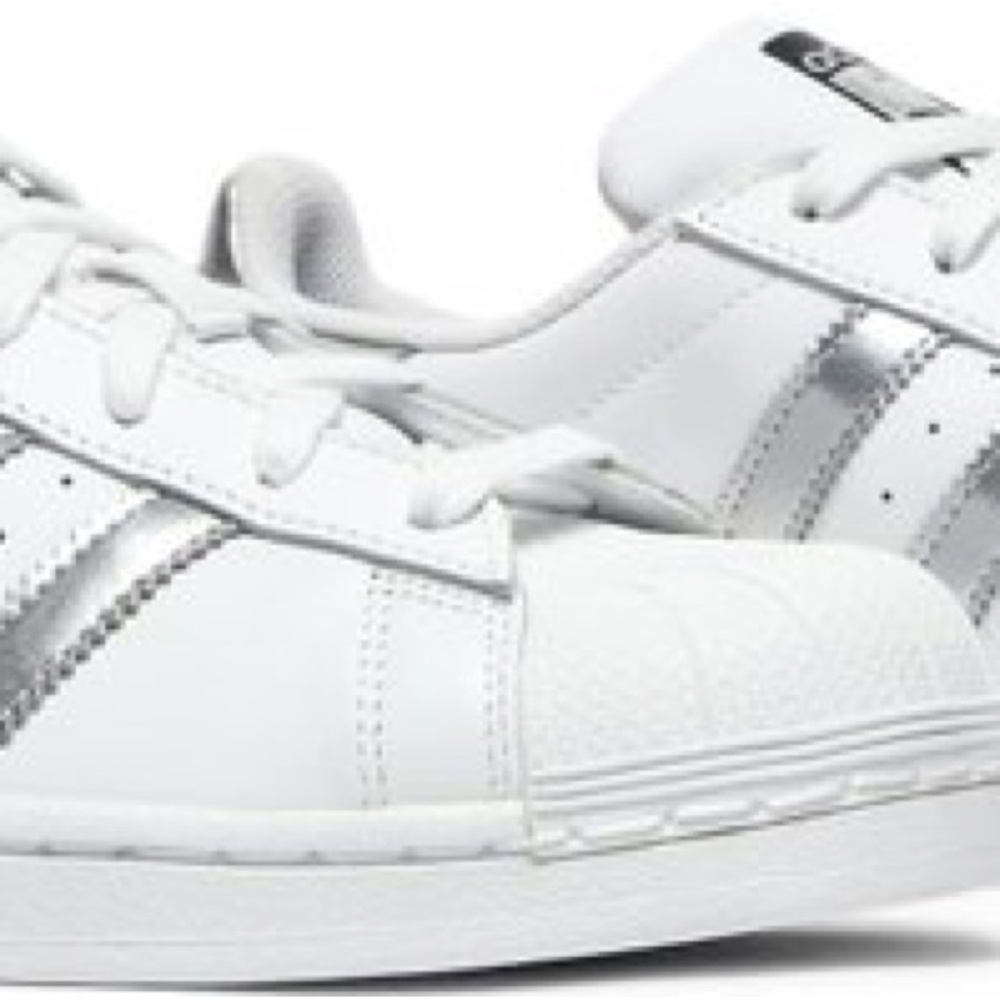 Worn twice , Great condition.  Women’s 6 1/2 but fits like 7-7 1/2 *RUNS BIG!!*